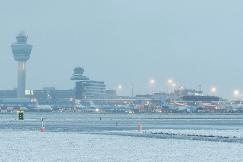 Το αεροδρόμιο Σίπχολ στο Άμστερντμ ανακοίνωσε 700 ακυρώσεις πτήσεων λόγω χιονοπτώσεων