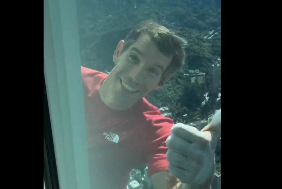 Βίντεο που κόβει την ανάσα: Αναρριχητής ανέβηκε σε ουρανοξύστη χωρίς εξοπλισμό ασφαλείας