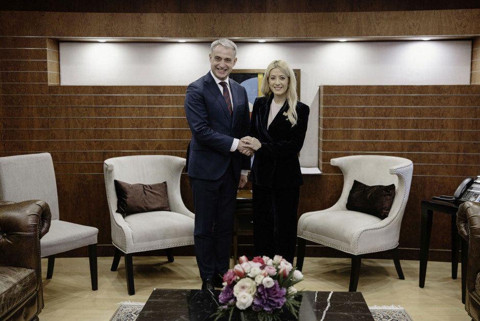 &Pi;&tau;&Beta;: &Sigma;&upsilon;&nu;ά&nu;&tau;&eta;&sigma;&eta; &mu;&epsilon; &tau;&omicron;&nu; &Pi;&omicron;&lambda;&omega;&nu;ό &Upsilon;&pi;. &Psi;&eta;&phi;&iota;&alpha;&kappa;ώ&nu; &Theta;&epsilon;&mu;ά&tau;&omega;&nu;