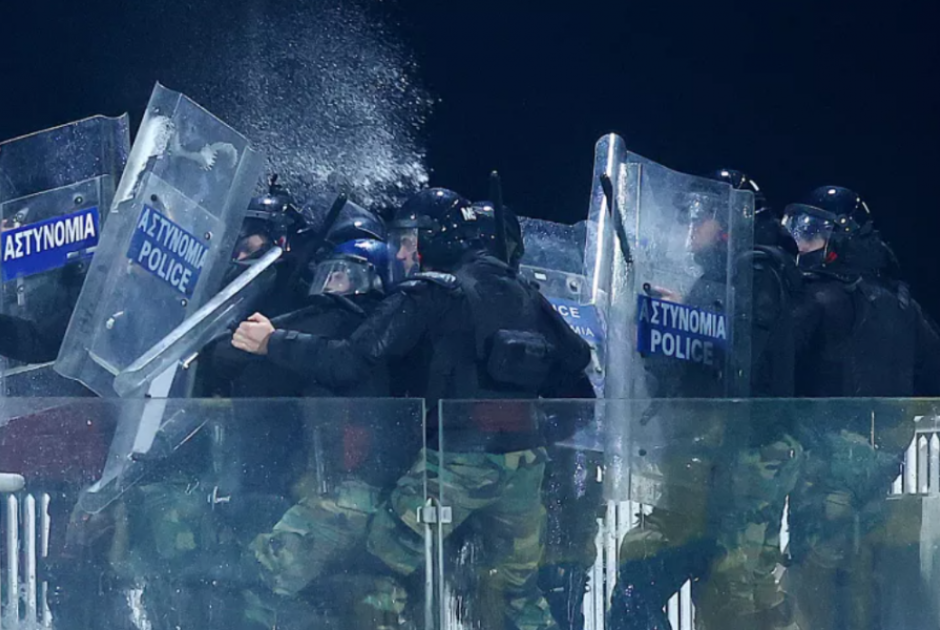 Διαπληκτισμός οπαδών με επιτηρητή στον αγώνα ΑΕΚ - Ανόρθωσης: Έγινε χρήση σπρεϊ (ΒΙΝΤΕΟ)