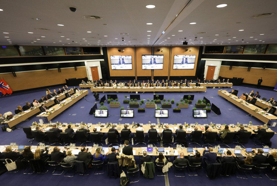 &Upsilon;&pi;&omicron;&upsilon;&rho;&gamma;&omicron;ί &Epsilon;&Epsilon;: &Mu;ί&lambda;&eta;&sigma;&alpha;&nu; &gamma;&iota;&alpha; &pi;&lambda;&alpha;ί&sigma;&iota;&omicron; &epsilon;&pi;&iota;&sigma;&tau;&rho;&omicron;&phi;ώ&nu; &Sigma;έ&nu;&gamma;&kappa;&epsilon;&nu; &sigma;&tau;&omicron; &epsilon;&pi;ί&kappa;&epsilon;&nu;&tau;&rho;&omicron; &tau;&eta;&sigmaf; ά&tau;&upsilon;&pi;&eta;&sigmaf; &Sigma;&upsilon;&nu;ό&delta;&omicron;&upsilon;