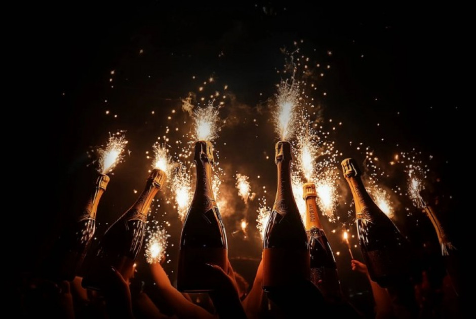 Τέλος τα βεγγαλικά πάνω σε μπουκάλια - Από αυστηρούς ελέγχους περνάνε τα κέντρα διασκέδασης στην Κύπρο (ΒΙΝΤΕΟ)