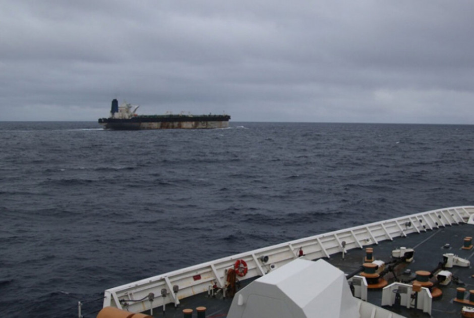 Αμερικανοί κομάντος κατέλαβαν τάνκερ από τη Βενεζουέλα – Στην περιοχή ρωσικά πολεμικά