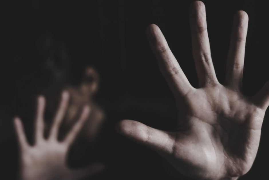 Πατέρας κατηγορείται ότι βίαζε τις δύο κόρες του – Η μια φέρεται να έμεινε έγκυος