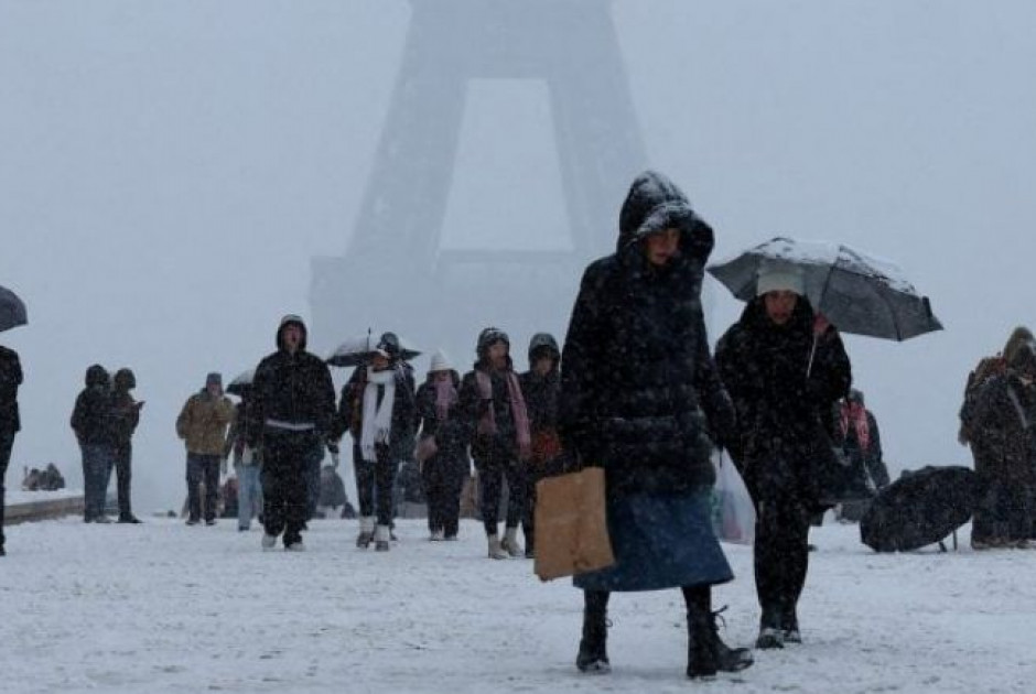 «Χιονιάς» σαρώνει τη Δ. Ευρώπη - Εκατοντάδες πτήσεις ακυρώνονται