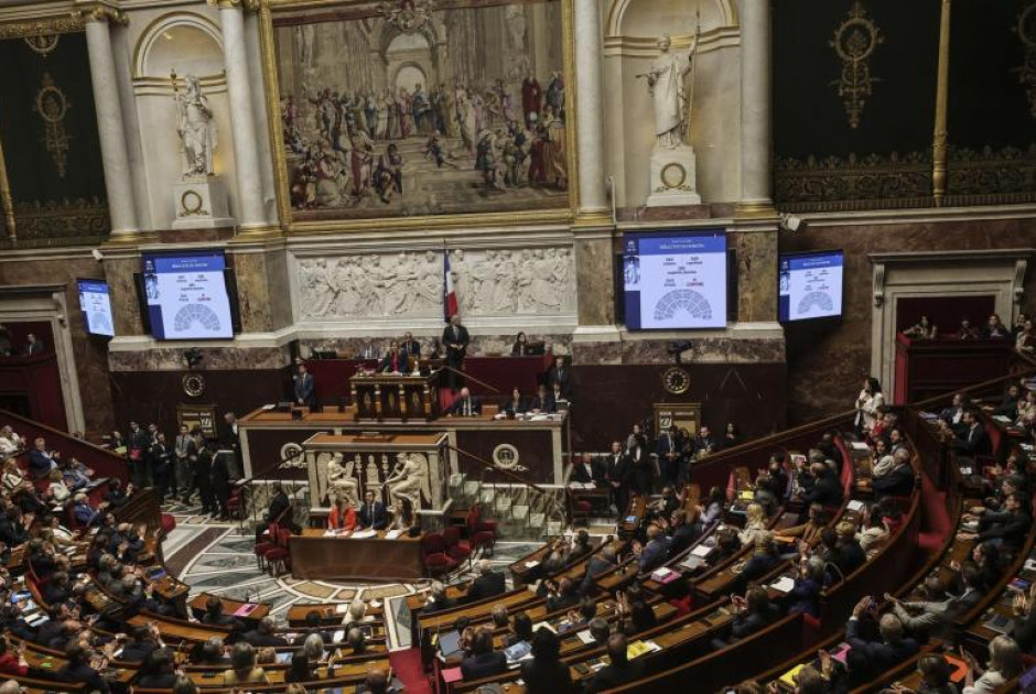 Γαλλική Κυβέρνηση: Αντιμέτωπη με δύο προτάσεις μομφής