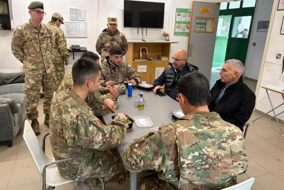 Γενικός Ελεγκτής: Μετά τα λεωφορεία… έλεγχος στα στρατόπεδα – Γευμάτισε με τους εθνοφρουρούς (ΦΩΤΟΣ)