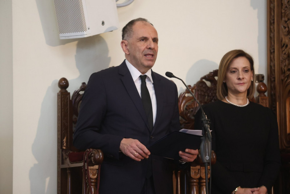 Ύστατος φόρος τιμής στον Γιώργο Βασιλείου: Πολιτικοί και πλήθος κόσμου αποχαιρετούν τον πρώην Πρόεδρο