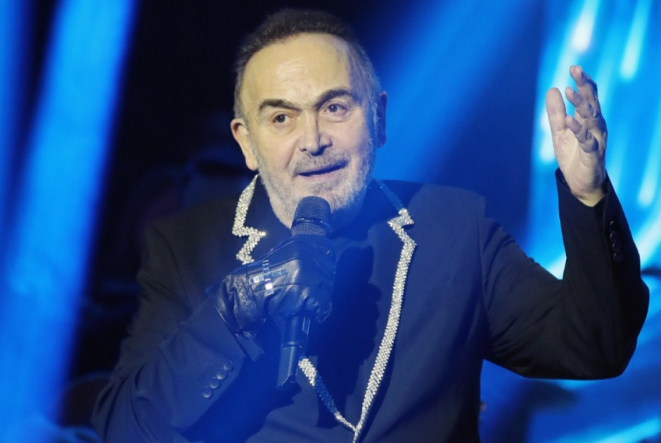 &Gamma;&omicron;&nu;ί&delta;&eta;&sigmaf;: &Pi;&alpha;&iota;&delta;ί &pi;&omicron;&upsilon; ή&tau;&alpha;&nu; &sigma;&epsilon; &kappa;ώ&mu;&alpha;, &sigma;&eta;&kappa;ώ&theta;&eta;&kappa;&epsilon; &pi;ά&nu;&omega;, &alpha;&phi;&omicron;ύ &tau;&omicron;&upsilon; &epsilon;ί&pi;&alpha; έ&nu;&alpha; &tau;&rho;&alpha;&gamma;&omicron;ύ&delta;&iota; &mu;&omicron;&upsilon;