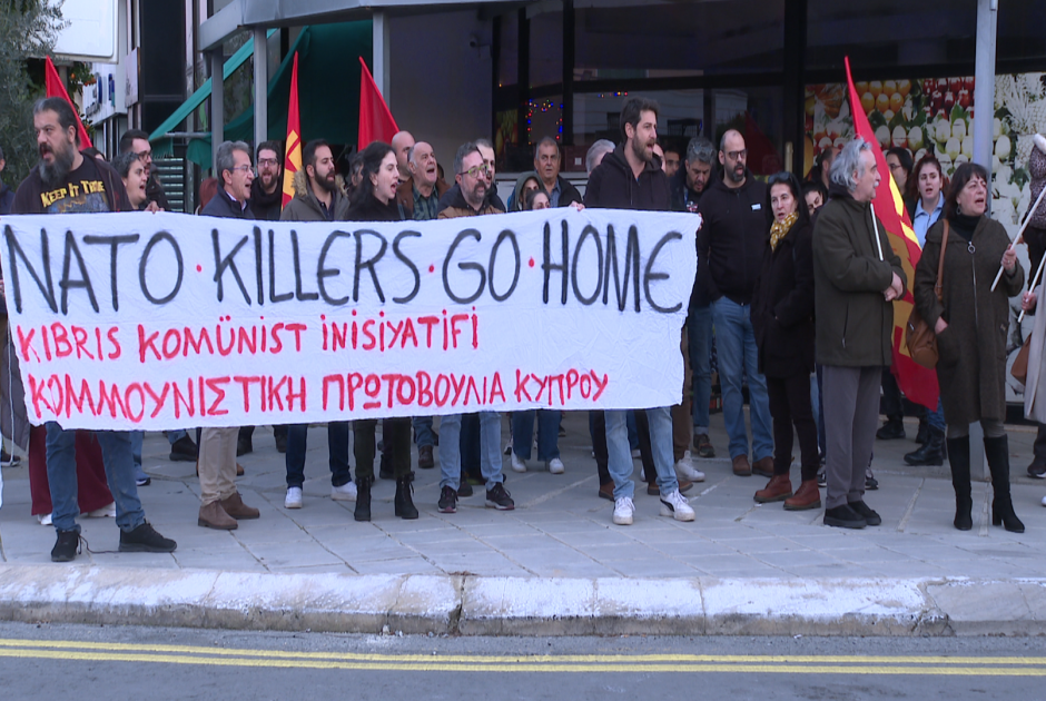 Φώναξαν συνθήματα κατά του ΝΑΤΟ και του ιμπεριαλισμού έξω από την Πρεσβεία των ΗΠΑ (ΒΙΝΤΕΟ)