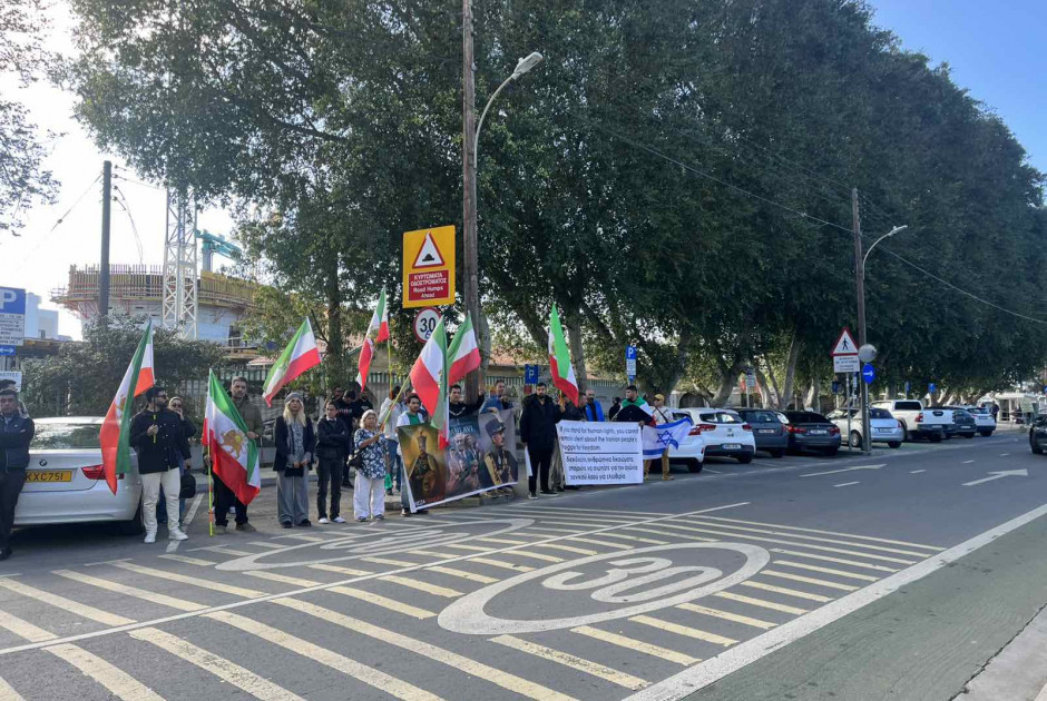 &laquo;&Beta;&omicron;&eta;&theta;ή&sigma;&tau;&epsilon; &mu;&alpha;&sigmaf;&raquo;: &Zeta;ή&tau;&eta;&sigma;&alpha;&nu; &pi;&omicron;&lambda;&iota;&tau;&iota;&kappa;ή &sigma;&tau;ή&rho;&iota;&xi;&eta; &mu;έ&lambda;&eta; &iota;&rho;&alpha;&nu;&iota;&kappa;ή&sigmaf; &kappa;&omicron;&iota;&nu;ό&tau;&eta;&tau;&alpha;&sigmaf; &sigma;&tau;&eta;&nu; &Kappa;ύ&pi;&rho;&omicron;