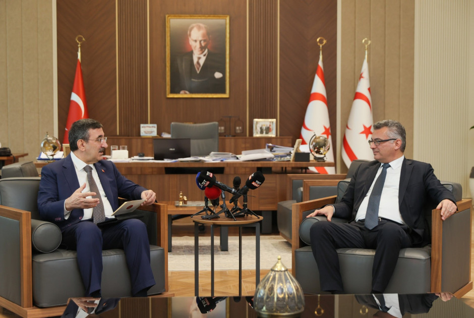 Έ&rho;&chi;&iota;&omicron;&upsilon;&rho;&mu;&alpha;&nu;: &laquo;&Eta; &tau;/&kappa; &pi;&lambda;&epsilon;&upsilon;&rho;ά &delta;&epsilon;&nu; έ&chi;&epsilon;&iota; &pi;&omicron;&tau;έ, &sigma;&epsilon; &kappa;&alpha;&mu;ί&alpha; &sigma;&tau;&iota;&gamma;&mu;ή &sigma;&tau;&eta;&nu; &iota;&sigma;&tau;&omicron;&rho;ί&alpha; &tau;&eta;&sigmaf;, &epsilon;&gamma;&kappa;&alpha;&tau;&alpha;&lambda;&epsilon;ί&psi;&epsilon;&iota; &tau;&iota;&sigmaf; &sigma;&upsilon;&nu;&omicron;&mu;&iota;&lambda;ί