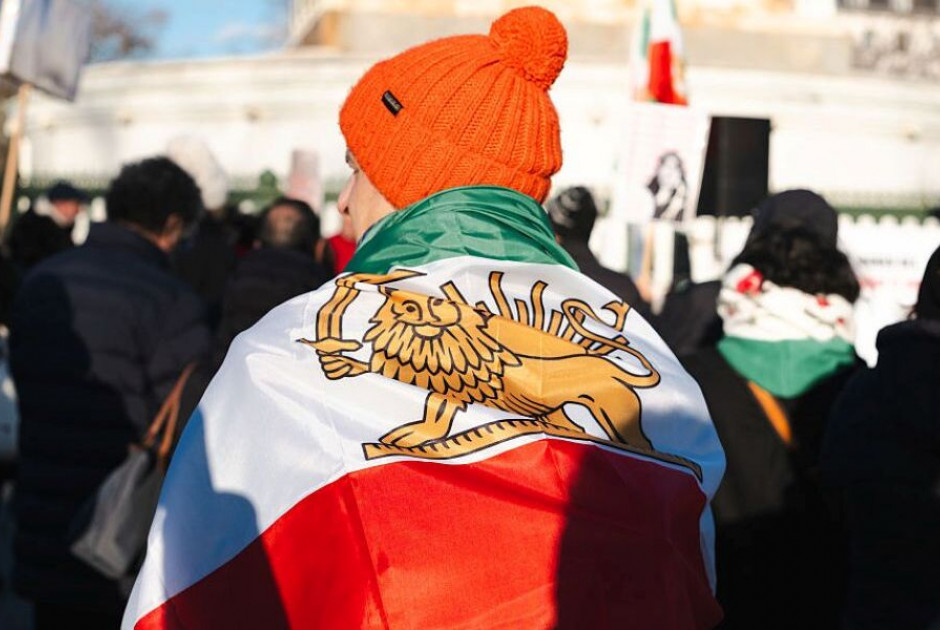 Ιράν: Στους δρόμους οι διαδηλωτές - Κατέλαβαν πόλεις και έκαψαν κυβερνητικά κτήρια (ΒΙΝΤΕΟ)