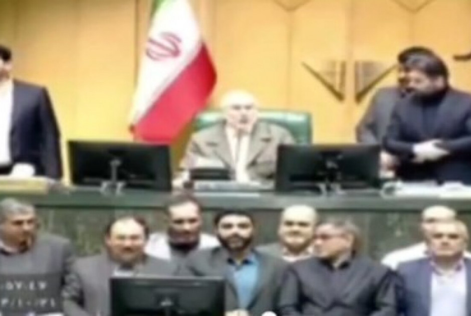 «Θάνατος στην Αμερική» – Σκηνές έντασης στο Ιρανικό κοινοβούλιο