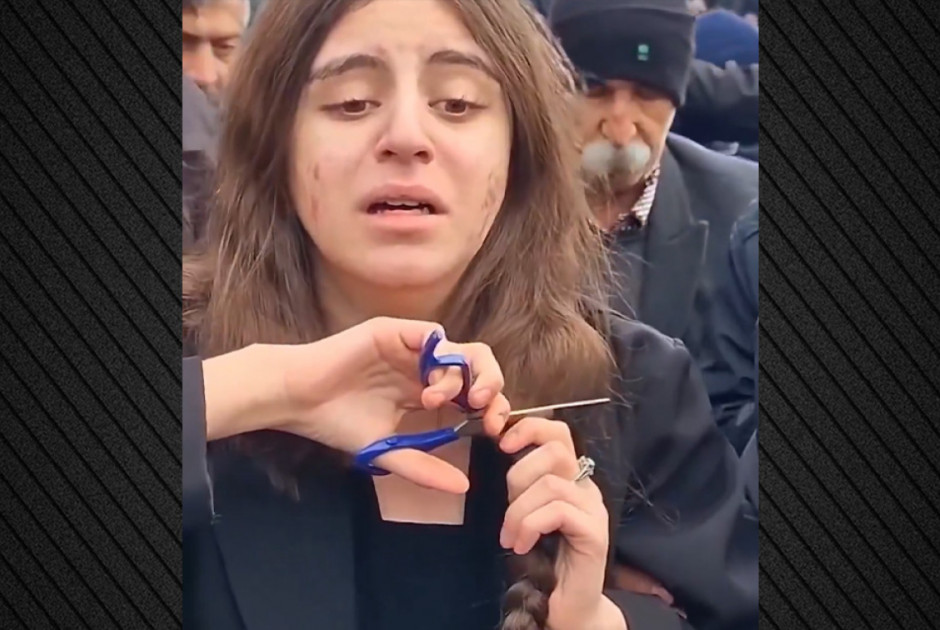 &Sigma;&upsilon;&gamma;&kappa;&lambda;&omicron;&nu;&iota;&sigma;&tau;&iota;&kappa;ό &beta;ί&nu;&tau;&epsilon;&omicron;: &Nu;&epsilon;&alpha;&rho;ή &kappa;ό&beta;&epsilon;&iota; &tau;&alpha; &mu;&alpha;&lambda;&lambda;&iota;ά &tau;&eta;&sigmaf; &sigma;&tau;&eta;&nu; &kappa;&eta;&delta;&epsilon;ί&alpha; &tau;&eta;&sigmaf; 21&chi;&rho;&omicron;&nu;&eta;&sigmaf; &alpha;&delta;&epsilon;&lambda;&phi;ή&sigmaf; &tau;&eta;&sigmaf; &pi;&omicron;&upsilon; &sigma;&kappa;&omicron;&tau;ώ&theta;&eta;&kappa;&epsilon; &sigma;