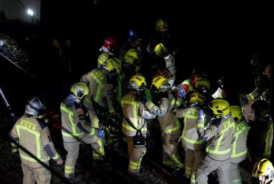 &Iota;&sigma;&pi;&alpha;&nu;ί&alpha;: &Mu;ί&alpha; &tau;&rho;&alpha;&gamma;&omega;&delta;ί&alpha; &mu;&epsilon;&tau;ά &tau;&eta;&nu; ά&lambda;&lambda;&eta;... &Alpha;&mu;&alpha;&xi;&omicron;&sigma;&tau;&iota;&chi;ί&alpha; &epsilon;&kappa;&tau;&rho;&omicron;&chi;&iota;ά&sigma;&tau;&eta;&kappa;&epsilon;