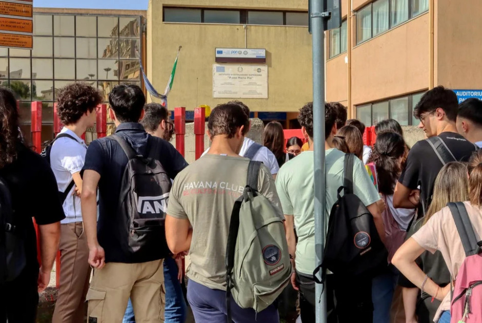 Ιταλία: Έλεγχοι έξω από σχολεία με μηχανήματα ανίχνευσης μεταλλικών αντικειμένων για την αντιμετώπιση βίας ανηλίκων