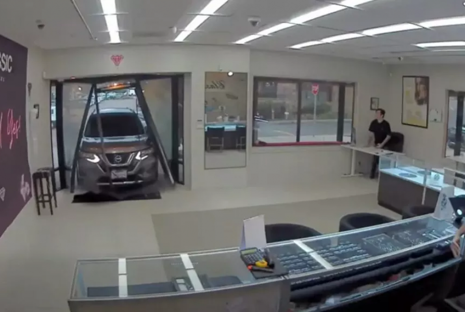 &Lambda;&eta;&sigma;&tau;&epsilon;ί&alpha; &mu;&epsilon;... SUV &sigma;&epsilon; &kappa;&omicron;&sigma;&mu;&eta;&mu;&alpha;&tau;&omicron;&pi;&omega;&lambda;&epsilon;ί&omicron; &sigma;&tau;&eta; &nu;ό&tau;&iota;&alpha; &Kappa;&alpha;&lambda;&iota;&phi;ό&rho;&nu;&iota;&alpha;