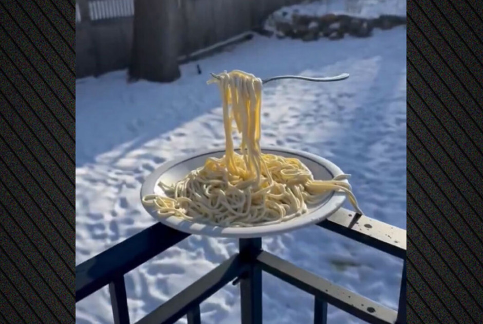 Ακραίο ψύχος: Μακαρόνια παγώνουν στον αέρα (ΒΙΝΤΕΟ)