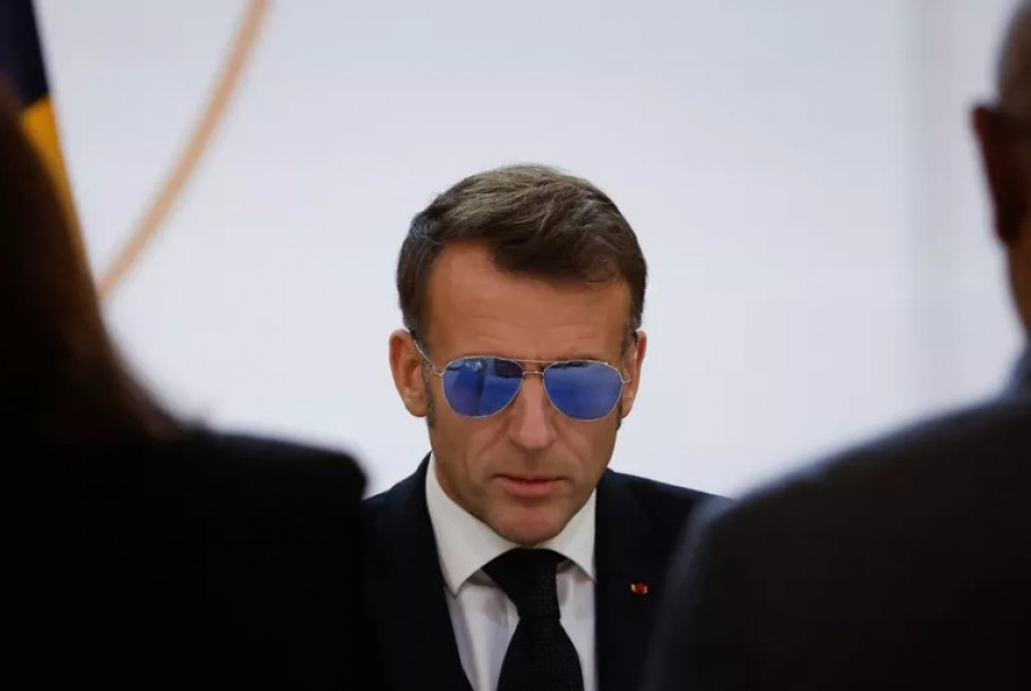 Ο Μακρόν με γυαλιά ηλίου και... «ματιά τίγρης» στο Μέγαρο των Ηλυσίων