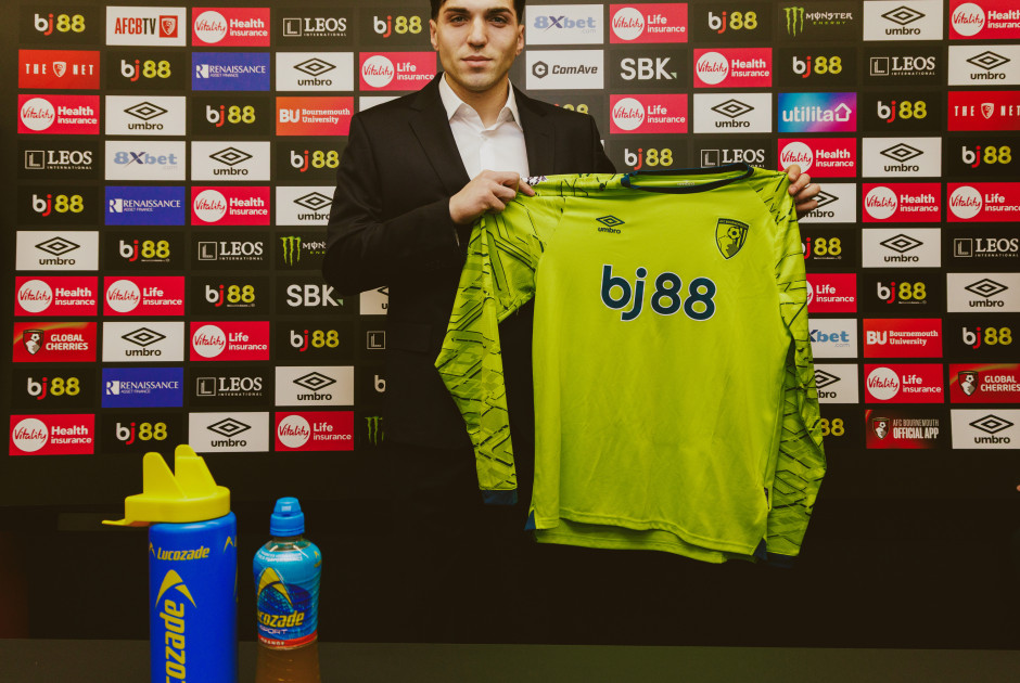 Η Μπόρνμουθ ανακοίνωσε τον Χρήστο Μανδά με τεράστια ελληνική σημαία στο γήπεδό της