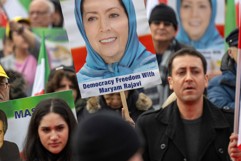 Ποια είναι η Μαριάμ Ρατζαβί που εμφανίζεται ως «έτοιμη λύση» για την επόμενη μέρα του Ιράν