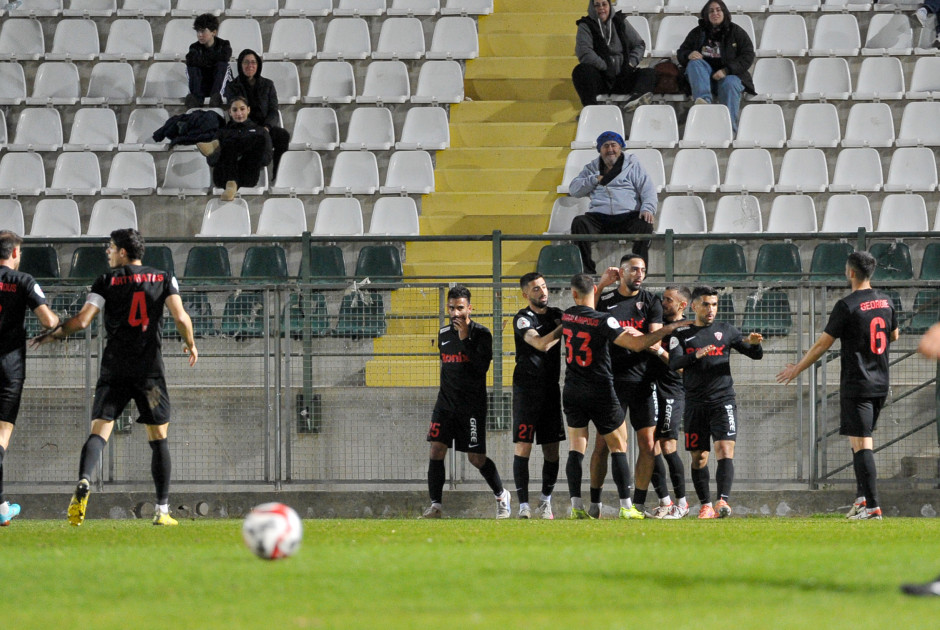 &Kappa;&Alpha;&Nu;&Epsilon;&Iota;&Sigma; &delta;&epsilon;&nu; &sigma;&tau;&alpha;&mu;&alpha;&tau;ά &tau;&eta;&nu; &Nu;έ&alpha; &Sigma;&alpha;&lambda;&alpha;&mu;ί&nu;&alpha;: &Sigma;&tau;&omicron; +18 &alpha;&pi;ό &tau;&omicron;&nu; 2&omicron;