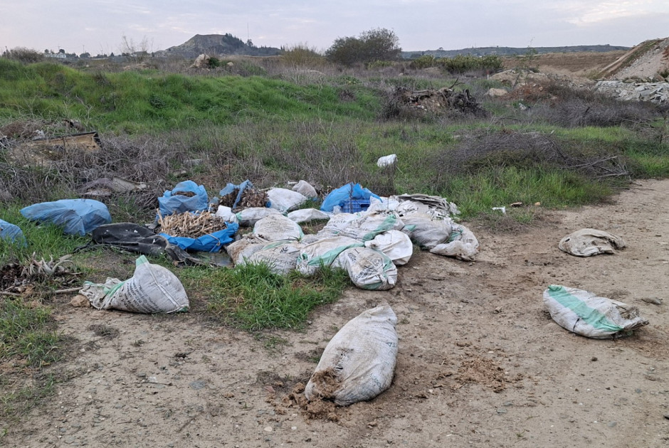 Σακούλες με νεκρά ζώα εντοπίστηκαν σε χωράφι στο Τσέρι (ΦΩΤΟΣ)