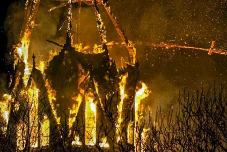 Στάχτη ιστορικός ναός στο Άμστερνταμ μετά από γιγαντιαία πυρκαγιά (BINTEO)