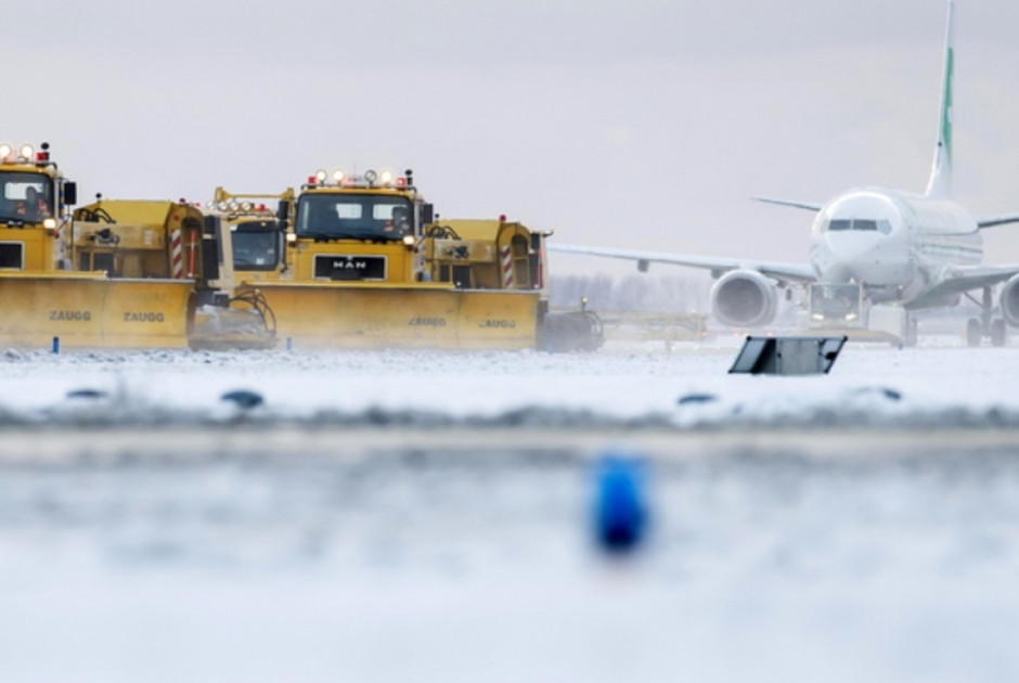 Χάος στην Ολλανδία: Ακυρώσεις πτήσεων και διακοπές συγκοινωνιών λόγω χιονοπτώσεων