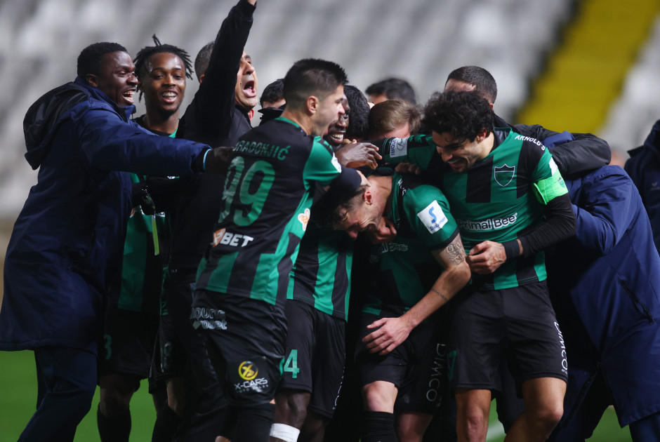 Ό&lambda;&alpha; &sigma;&tau;&rho;&alpha;&beta;ά &gamma;&iota;&alpha; &tau;&eta;&nu; &Pi;ά&phi;&omicron;: &Eta;&tau;&tau;ή&theta;&eta;&kappa;&epsilon; &alpha;&pi;ό &tau;&omicron;&nu; &epsilon;&kappa;&pi;&lambda;&eta;&kappa;&tau;&iota;&kappa;ό &Omicron;&lambda;&upsilon;&mu;&pi;&iota;&alpha;&kappa;ό...έ&chi;&alpha;&sigma;&epsilon; &kappa;&alpha;&iota; &tau;&rho;&epsilon;&iota;&sigmaf; &pi;&alpha;ί&kappa;&tau;&epsilon;&sigmaf; &mu;&epsilon; &tau;&rho;&alpha;&upsilon;&mu;&alpha;&tau;&iota;