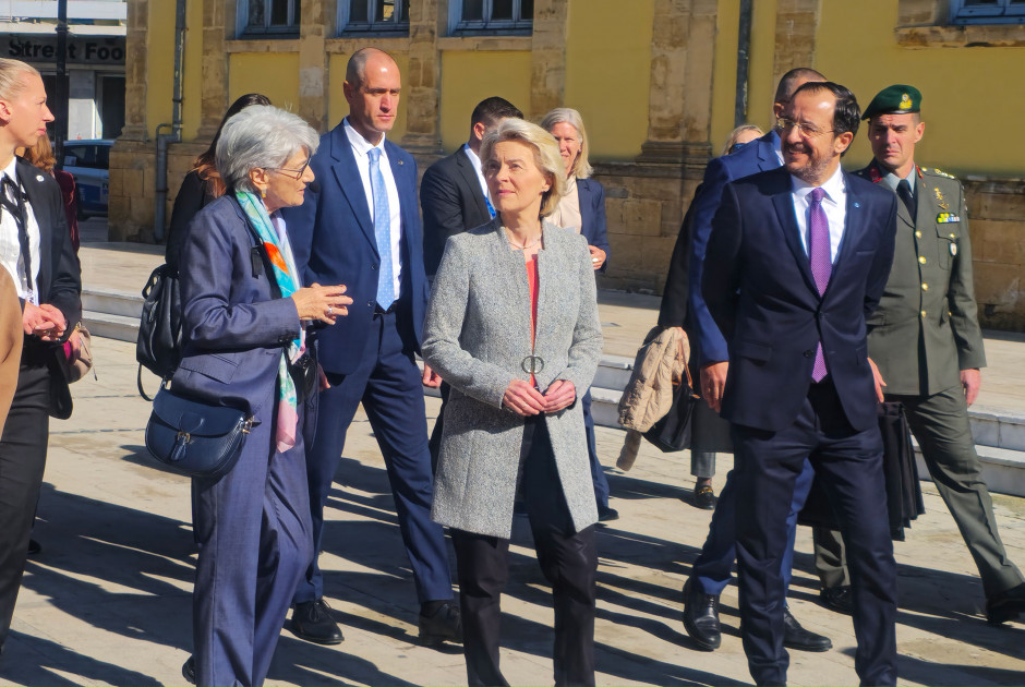 &Phi;&omicron;&nu; &nu;&tau;&epsilon;&rho; &Lambda;άϊ&epsilon;&nu;: A&pi;ό&lambda;&upsilon;&tau;&eta; &pi;&rho;&omicron;&tau;&epsilon;&rho;&alpha;&iota;ό&tau;&eta;&tau;&alpha; &tau;&eta;&sigmaf; &Epsilon;&Epsilon; &delta;ί&kappa;&alpha;&iota;&eta; &lambda;ύ&sigma;&eta; &sigma;&tau;&omicron; &Kappa;&upsilon;&pi;&rho;&iota;&alpha;&kappa;ό