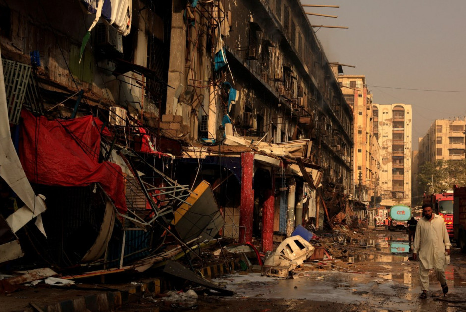 Φονική πυρκαγιά σε εμπορικό κέντρο στο Πακιστάν: Τουλάχιστον 55 οι νεκροί