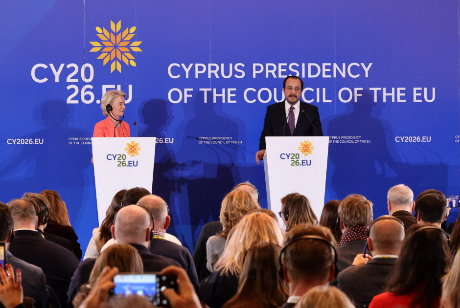 &Iota;&sigma;&tau;&omicron;&rho;&iota;&kappa;ή &Sigma;ύ&nu;&omicron;&delta;&omicron;&sigmaf; &Kappa;&omicron;&lambda;&lambda;&epsilon;&gamma;ί&omicron;&upsilon; &tau;&omega;&nu; &Epsilon;&pi;&iota;&tau;&rho;ό&pi;&omega;&nu;: &Sigma;&tau;&omicron; &epsilon;&pi;ί&kappa;&epsilon;&nu;&tau;&rho;&omicron; ά&mu;&upsilon;&nu;&alpha; &kappa;&alpha;&iota; &alpha;&sigma;&phi;ά&lambda;&epsilon;&iota;&alpha; (&Beta;&Iota;&Nu;&Tau;&Epsilon;&Omicron;)