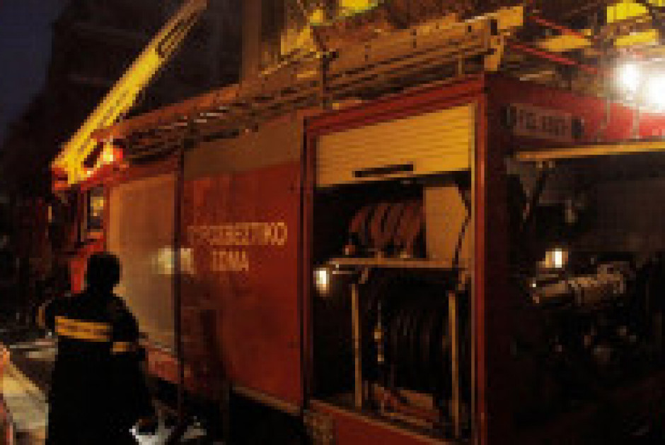 Νεαροί έβαλαν φωτιά στον κυκλικό κόμβο Αγίας Φυλαξέως (ΒΙΝΤΕΟ)