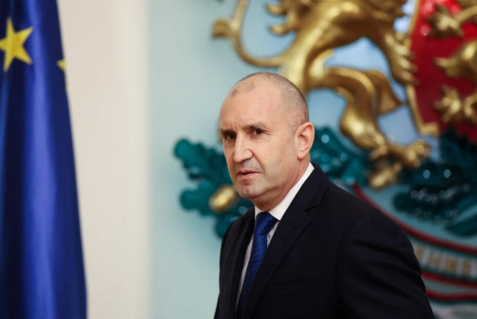 &Pi;&alpha;&rho;&alpha;&iota;&tau;ή&theta;&eta;&kappa;&epsilon; &omicron; &Pi;&rho;ό&epsilon;&delta;&rho;&omicron;&sigmaf; &tau;&eta;&sigmaf; &Beta;&omicron;&upsilon;&lambda;&gamma;&alpha;&rho;ί&alpha;&sigmaf; &Rho;&omicron;ύ&mu;&epsilon;&nu; &Rho;ά&nu;&tau;&epsilon;&phi;