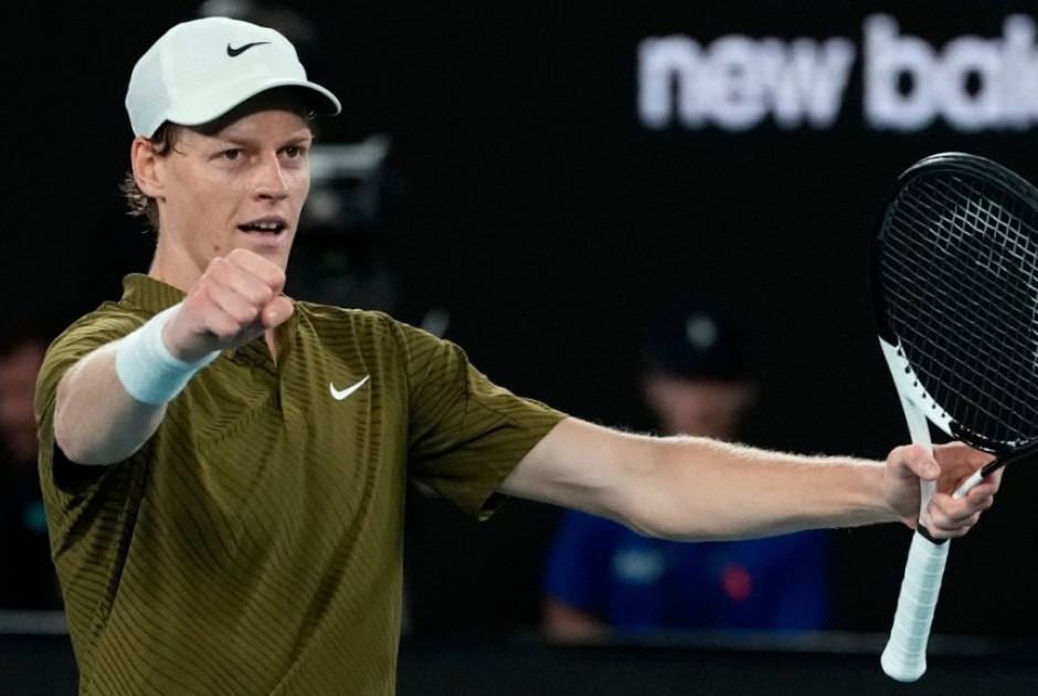 &Mu;&epsilon; ά&nu;&epsilon;&sigma;&eta; &omicron; &Sigma;ί&nu;&epsilon;&rho; &sigma;&tau;&alpha; &eta;&mu;&iota;&tau;&epsilon;&lambda;&iota;&kappa;ά &tau;&omicron;&upsilon; Australian Open