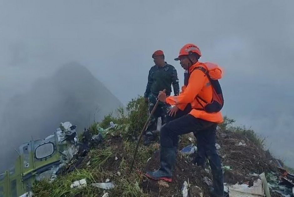 Επιβεβαιώθηκαν οι φόβοι: Βρέθηκαν συντρίμμια του χαμένου αεροσκάφους στην Ινδονησία