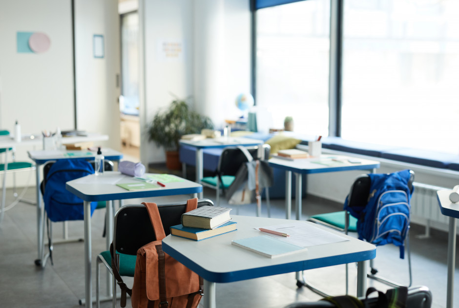 &Lambda;&epsilon;&upsilon;&kappa;&omega;&sigma;ί&alpha;: &Pi;&alpha;&iota;&delta;&iota;ά &sigma;&epsilon; &Gamma;&upsilon;&mu;&nu;ά&sigma;&iota;&omicron; &epsilon;&kappa;&tau;&epsilon;&theta;&epsilon;&iota;&mu;έ&nu;&alpha; &sigma;&tau;&omicron; &kappa;&rho;ύ&omicron; &lambda;ό&gamma;&omega; &alpha;&pi;&omicron;&upsilon;&sigma;ί&alpha;&sigmaf; &kappa;&alpha;&theta;&eta;&gamma;&eta;&tau;ώ&nu;