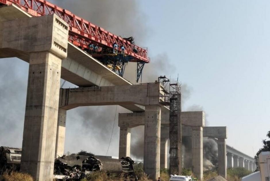 Τραγωδία στην Ταϊλάνδη: Γερανός έπεσε σε τρένο
