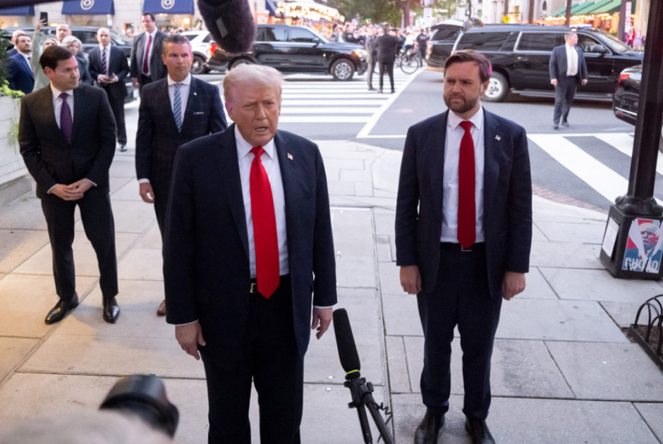 Τραμπ: Αγόρασε παπούτσια σε Ρούμπιο και Βανς αλλά… τους είναι μεγάλα