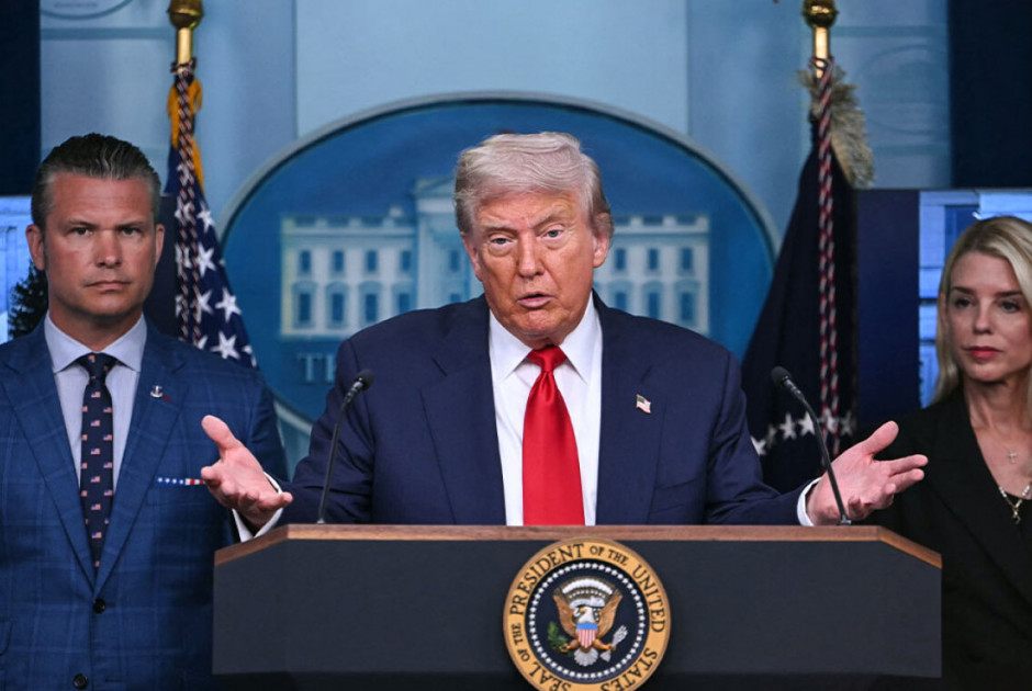 &Tau;&rho;&alpha;&mu;&pi;: &laquo;&Alpha;&kappa;ό&mu;&eta; &mu;&iota;&alpha; &alpha;&rho;&mu;ά&delta;&alpha; &pi;&lambda;έ&epsilon;&iota; ό&mu;&omicron;&rho;&phi;&alpha; &pi;&rho;&omicron;&sigmaf; &tau;&omicron; &Iota;&rho;ά&nu;&raquo;