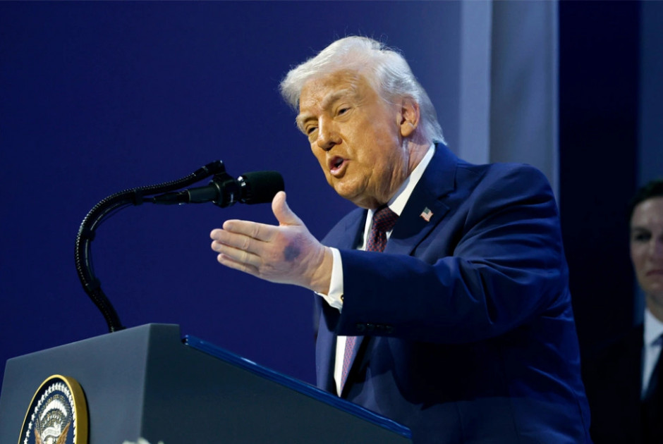 &Pi;ά&lambda;&iota; &mu;&epsilon; &mu;&epsilon;&lambda;&alpha;&nu;&iota;ά &sigma;&tau;&omicron; &chi;έ&rho;&iota; &omicron; &Nu;&tau;ό&nu;&alpha;&lambda;&nu;&tau; &Tau;&rho;&alpha;&mu;&pi; - &Chi;&tau;ύ&pi;&eta;&sigma;&alpha; &sigma;&tau;&omicron; &tau;&rho;&alpha;&pi;έ&zeta;&iota;, &epsilon;ί&pi;&epsilon; &sigma;&epsilon; &delta;&eta;&mu;&omicron;&sigma;&iota;&omicron;&gamma;&rho;ά&phi;&omicron;