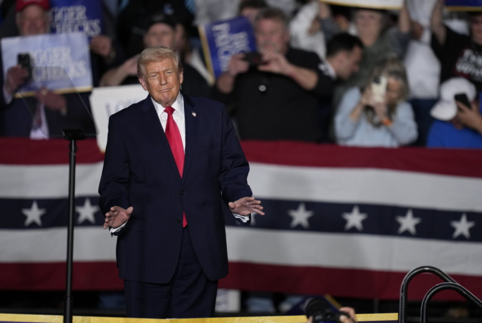 &Sigma;&upsilon;&nu;&epsilon;&chi;ί&zeta;&epsilon;&iota; &mu;&epsilon; &alpha;&pi;&epsilon;&iota;&lambda;έ&sigmaf; &omicron; &Tau;&rho;&alpha;&mu;&pi; &kappa;&alpha;&tau;ά &tau;&omicron;&upsilon; &Iota;&rho;ά&nu;