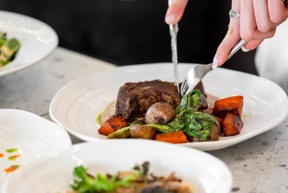 Πότε να φάτε δείπνο -Αυτή η ώρα είναι η καλύτερη για τον μεταβολισμό και τον ύπνο σας