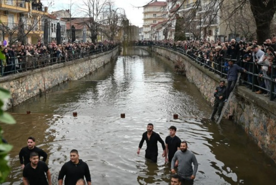 Κολυμβητές πιάστηκαν στα χέρια στη Φλώρινα για την διεκδίκηση του Σταυρού (ΒΙΝΤΕΟ)