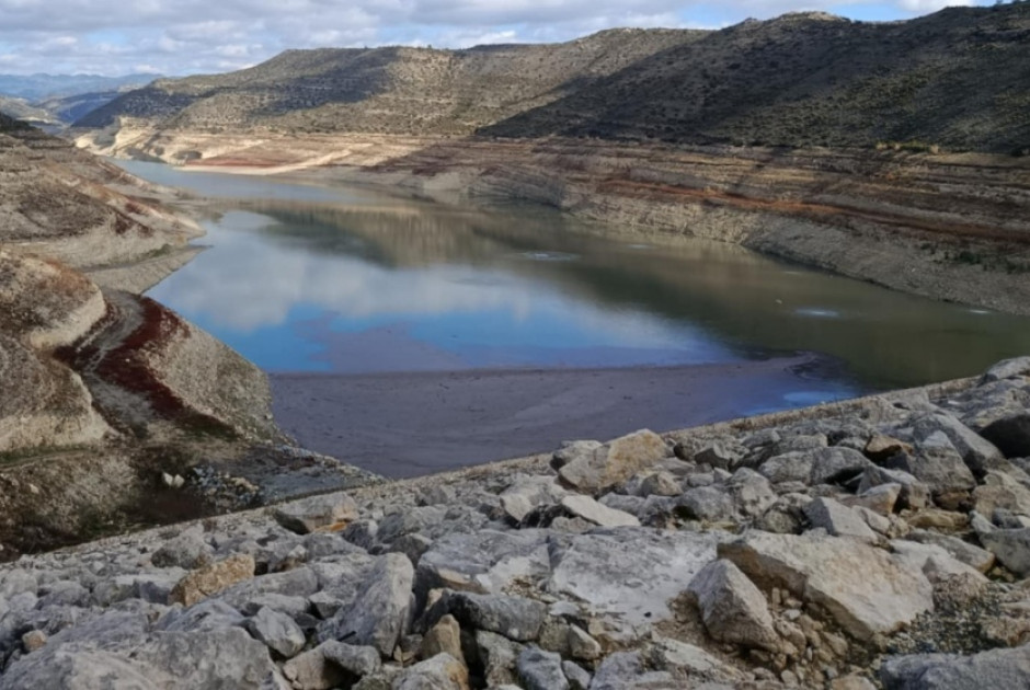 &Phi;&rho;ά&gamma;&mu;&alpha; &Kappa;&omicron;ύ&rho;&eta;: &Eta; &pi;&omicron;&rho;&epsilon;ί&alpha; &tau;&omicron;&upsilon; &nu;&epsilon;&rho;&omicron;ύ - &Tau;&iota; έ&gamma;&iota;&nu;&epsilon; &kappa;&alpha;&iota; &tau;&iota; &delta;&epsilon;&nu; έ&gamma;&iota;&nu;&epsilon; &mu;&epsilon;&tau;ά &tau;&iota;&sigmaf; &pi;&upsilon;&rho;&kappa;&alpha;&gamma;&iota;έ&sigmaf;