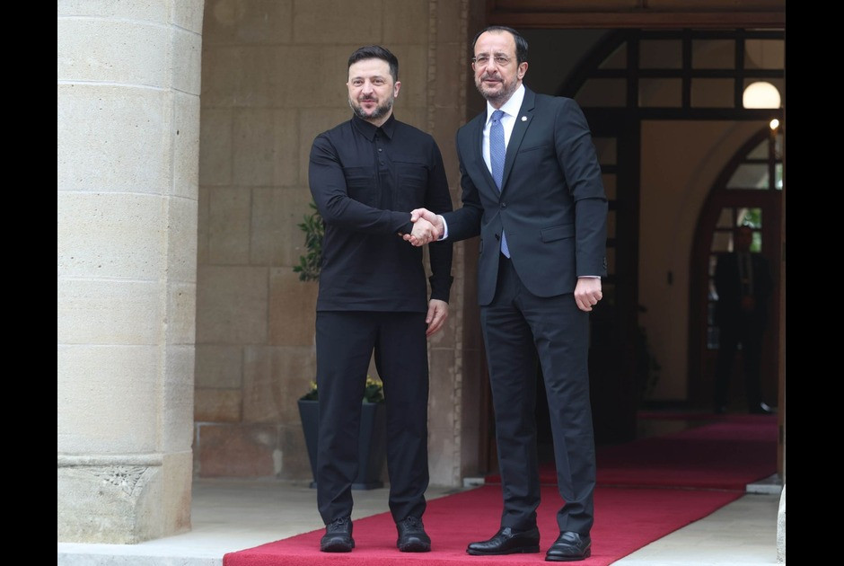 Αφίχθηκε ο Βολοντίμιρ Ζελένσκι στο Προεδρικό - ΠτΔ: «Στεκόμαστε σταθερά στο πλευρό της Ουκρανίας» (ΒΙΝΤΕΟ)