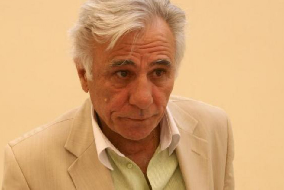 &laquo;Έ&phi;&upsilon;&gamma;&epsilon;&raquo; &alpha;&pi;ό &tau;&eta; &zeta;&omega;ή &omicron; &gamma;&nu;&omega;&sigma;&tau;ό&sigmaf; &delta;&eta;&mu;&omicron;&sigma;&iota;&omicron;&gamma;&rho;ά&phi;&omicron;&sigmaf; &Sigma;&pi;ύ&rho;&omicron;&sigmaf; &Kappa;&alpha;&rho;&alpha;&tau;&zeta;&alpha;&phi;έ&rho;&eta;&sigmaf;