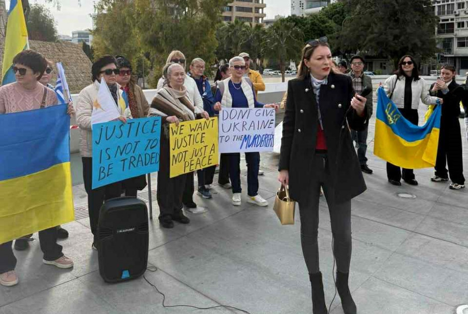 Διαμαρτυρία Ουκρανών στην Πλατεία Ελευθερίας ενάντια στη ρωσική εισβολή